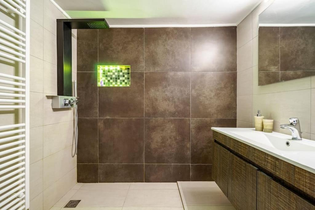 Urban Grey Apartment Athens Ngoại thất bức ảnh